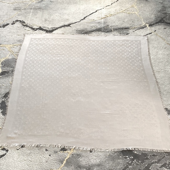 Louis Vuitton LV Logo Large Scarf - Picture 8 of 9